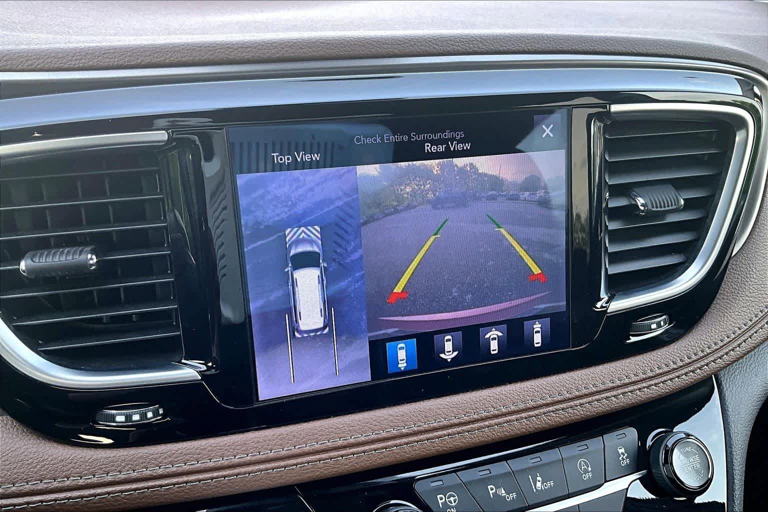 Used 2017 Chrysler Pacifica Limited FWD image 27