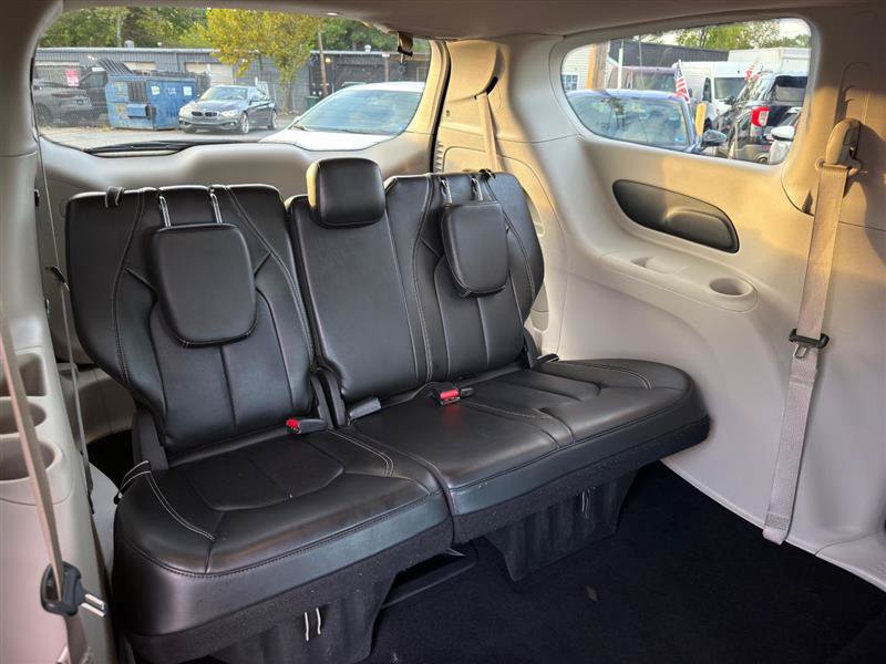 Used 2024 Chrysler Pacifica Touring-L FWD image 23