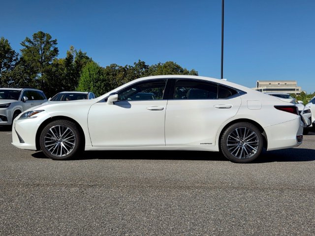 Used 2022 Lexus ES 300h w/ Premium Package FWD image 2