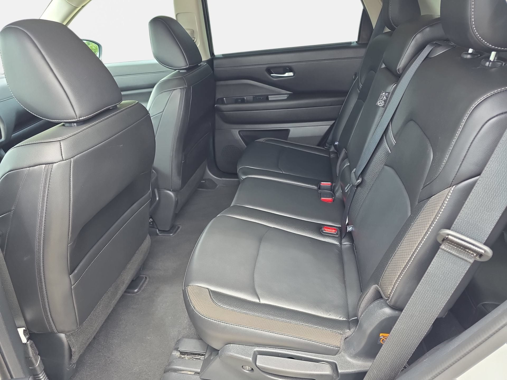 Used 2025 Nissan Pathfinder SL FWD image 14