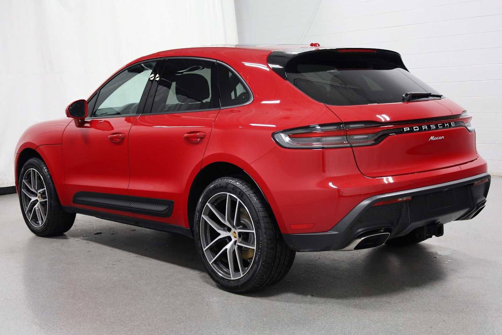 Certified 2025 Porsche Macan image 3