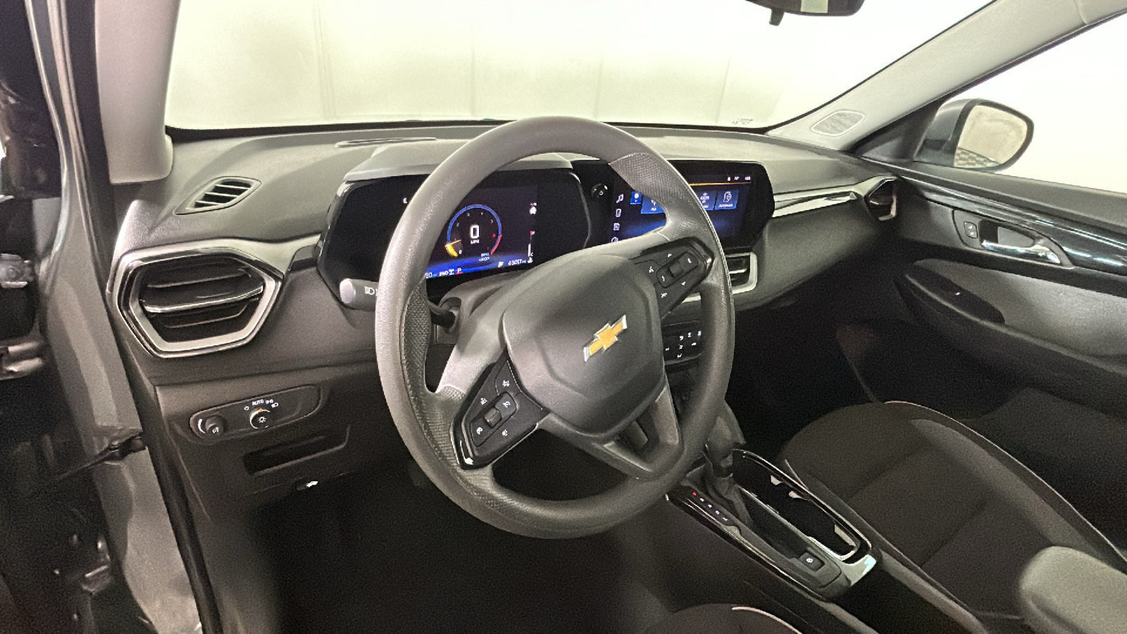 Used 2025 Chevrolet TrailBlazer LT AWD/4WD image 16
