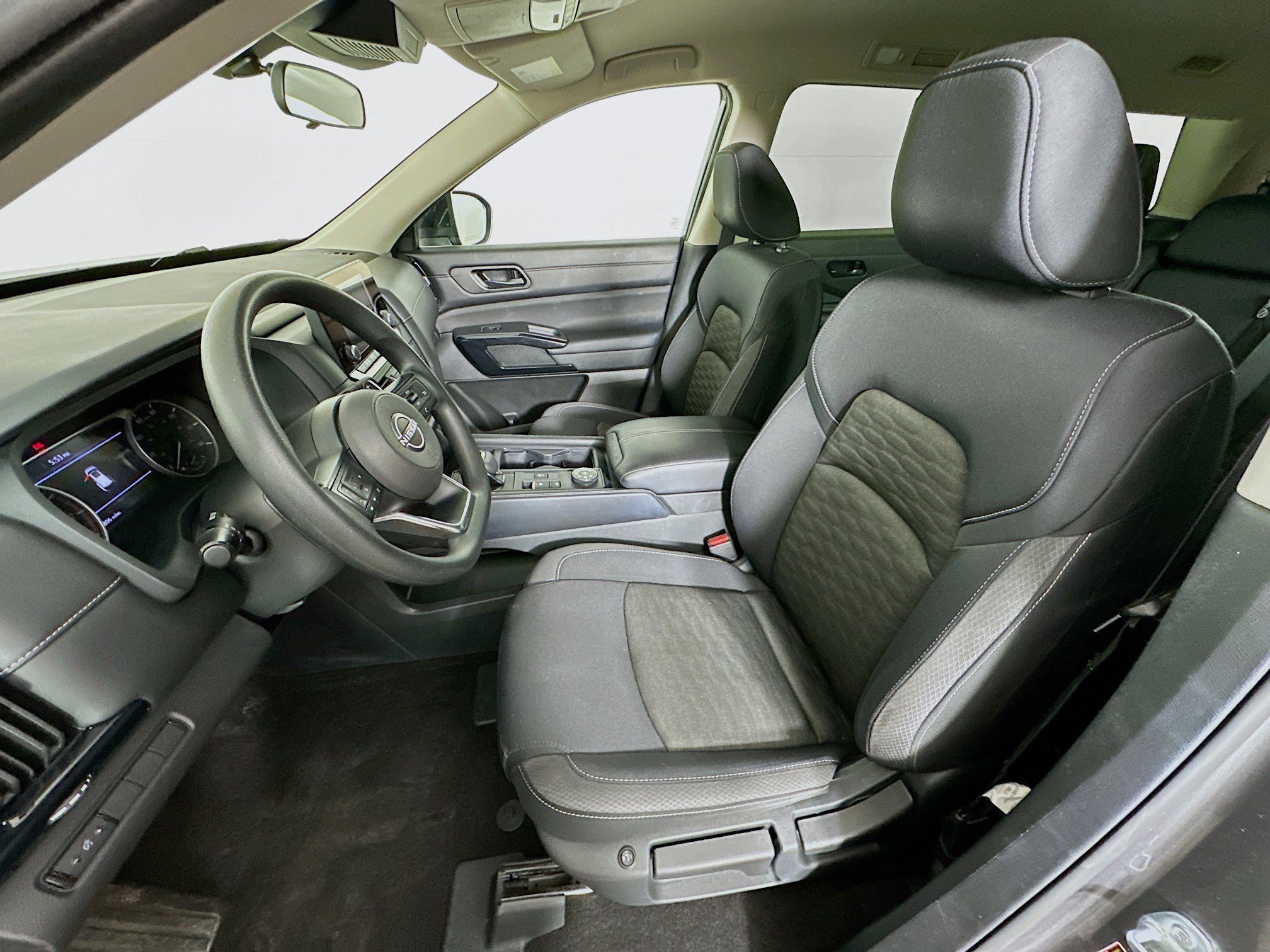 Used 2023 Nissan Pathfinder S image 13