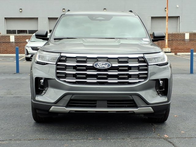Used 2027 Ford Explorer Active w/ Active Comfort Package AWD/4WD image 2