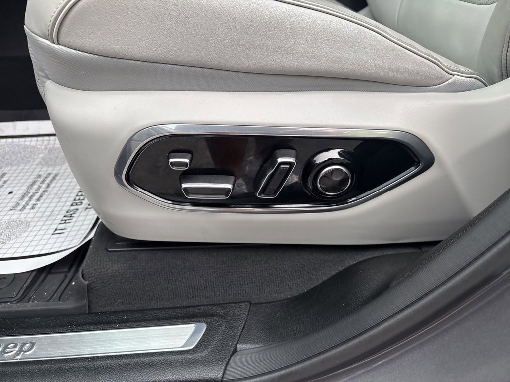 Used 2022 Jeep Grand Cherokee Overland w/ Luxury Tech Group IV image 19