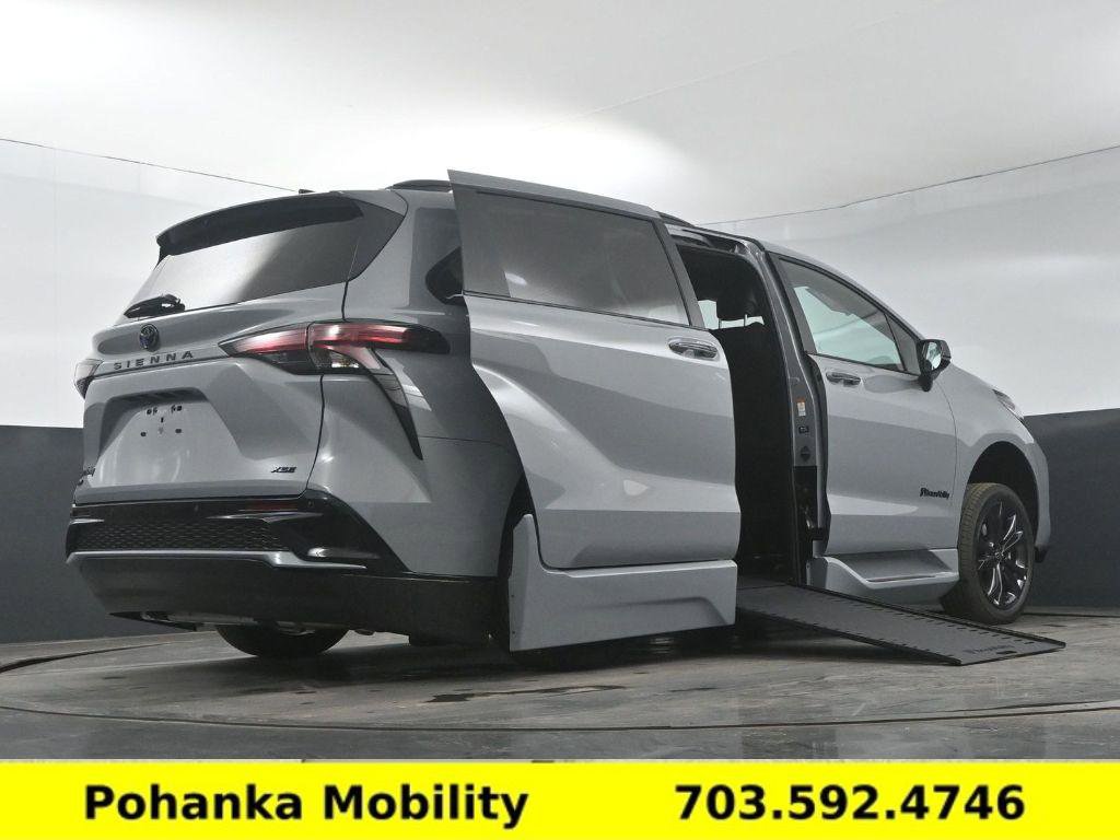 Used 2025 Toyota Sienna XSE image 15