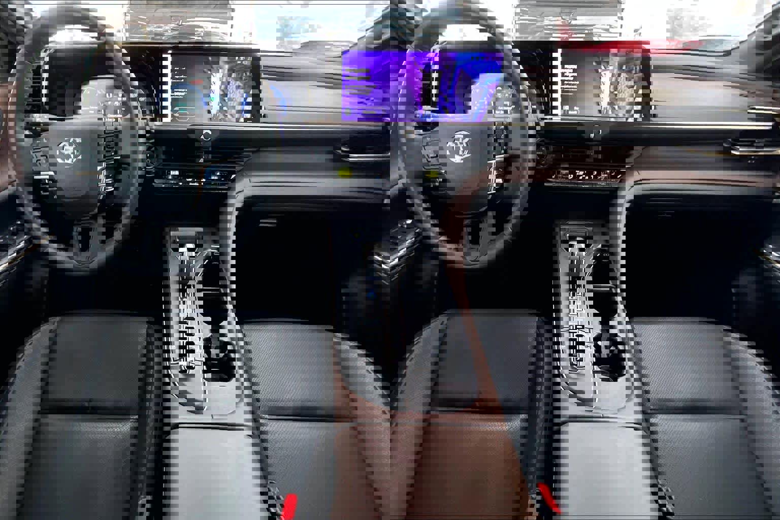 Used 2023 Toyota Crown Limited image 15