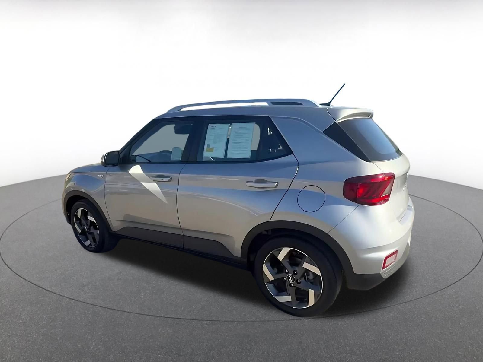 Used 2025 Hyundai Venue SEL image 10