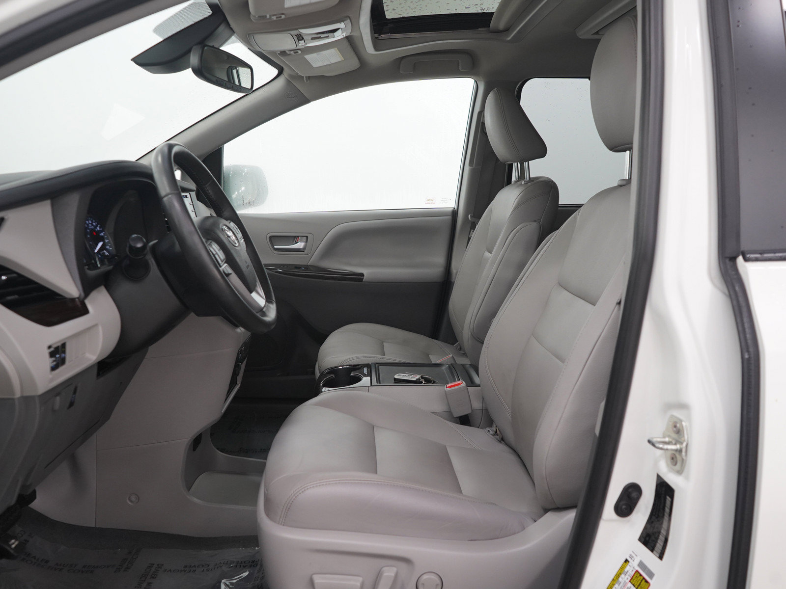 Used 2020 Toyota Sienna XLE Premium w/ Carpet Mat Package FWD image 24