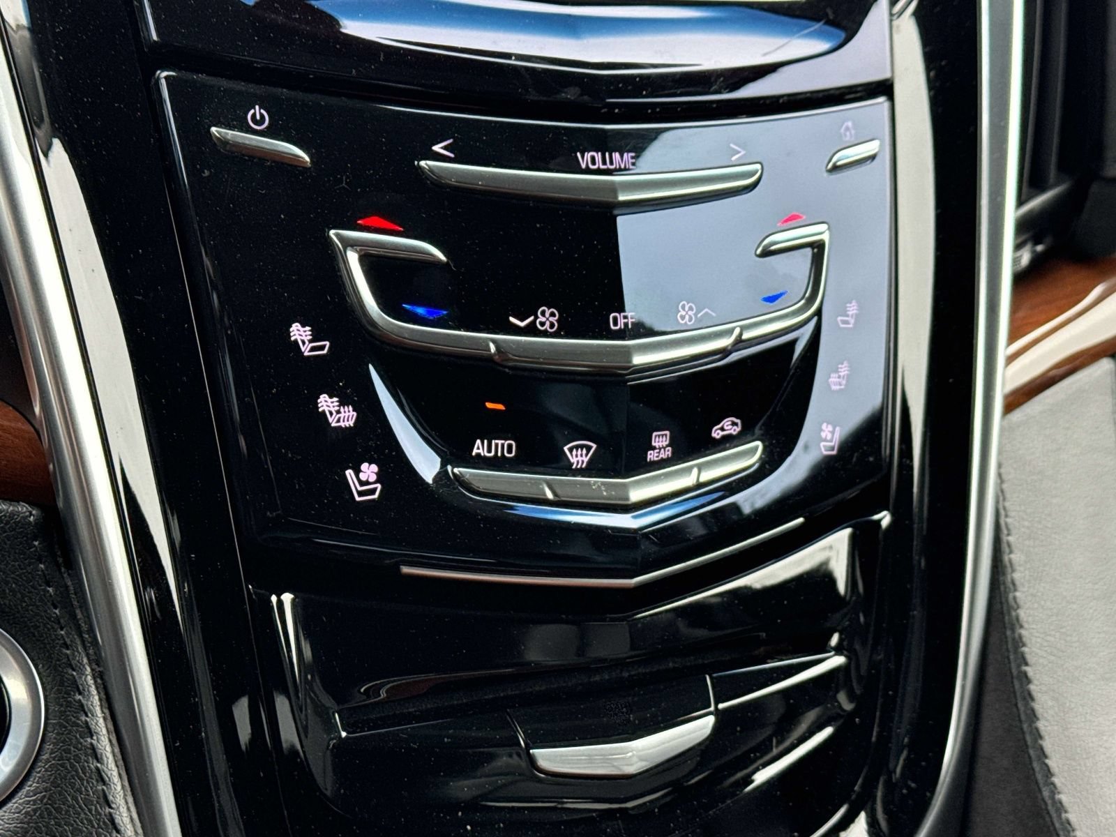 Used 2019 Cadillac Escalade Luxury AWD/4WD image 5