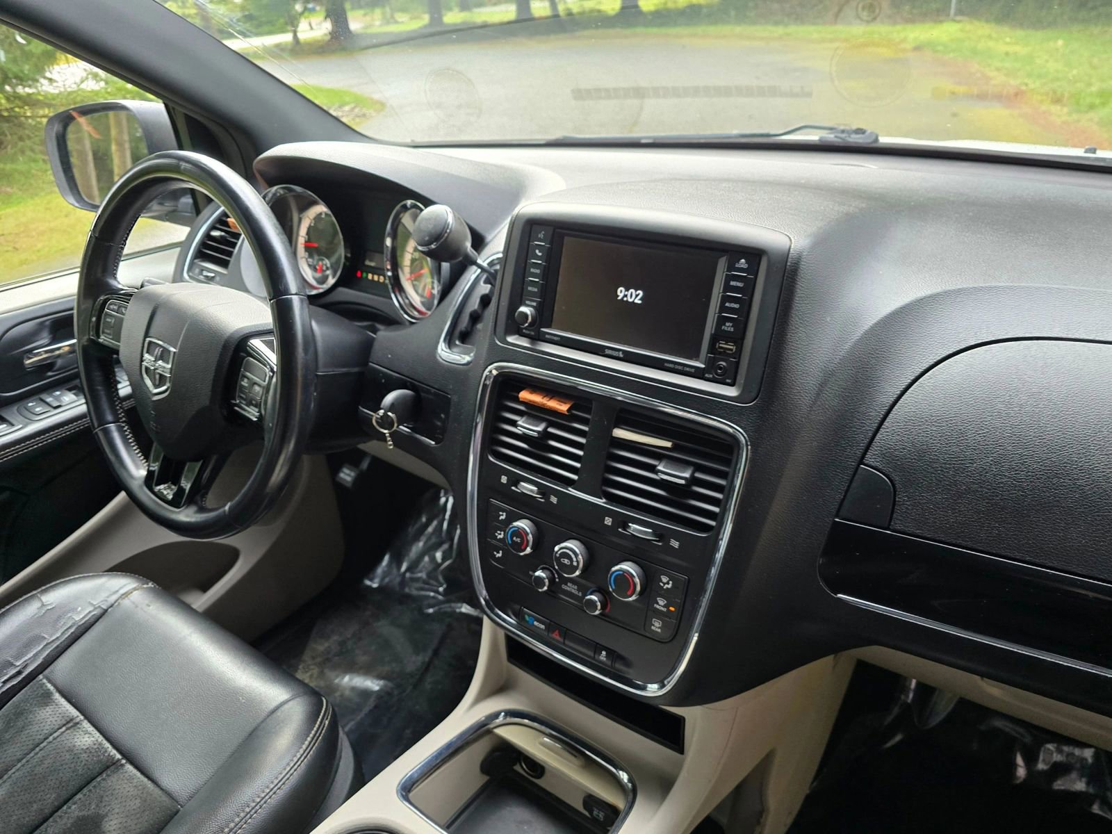 Used 2017 Dodge Grand Caravan SXT FWD image 10