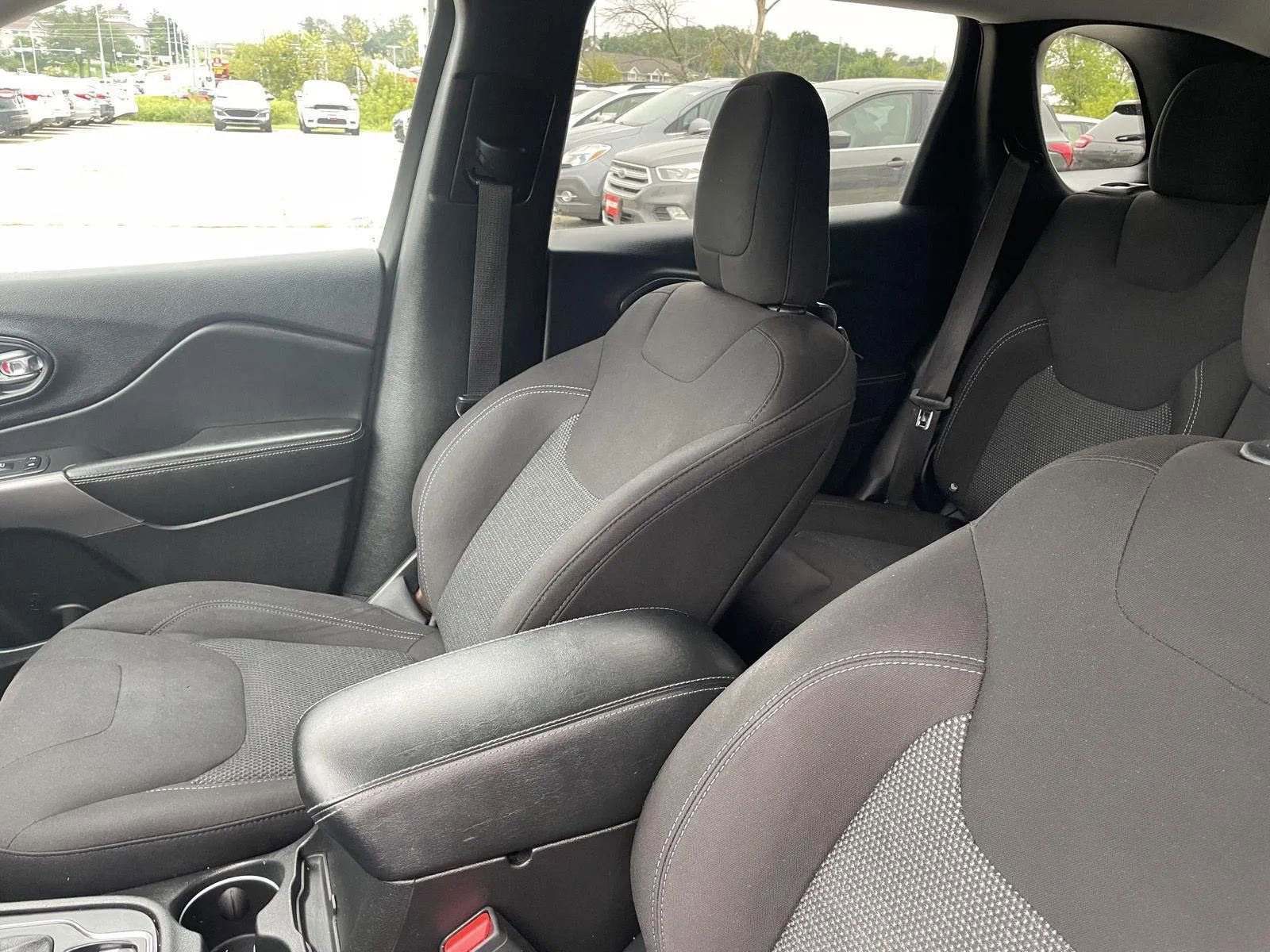 Used 2019 Jeep Cherokee Latitude w/ Cold Weather Group image 10