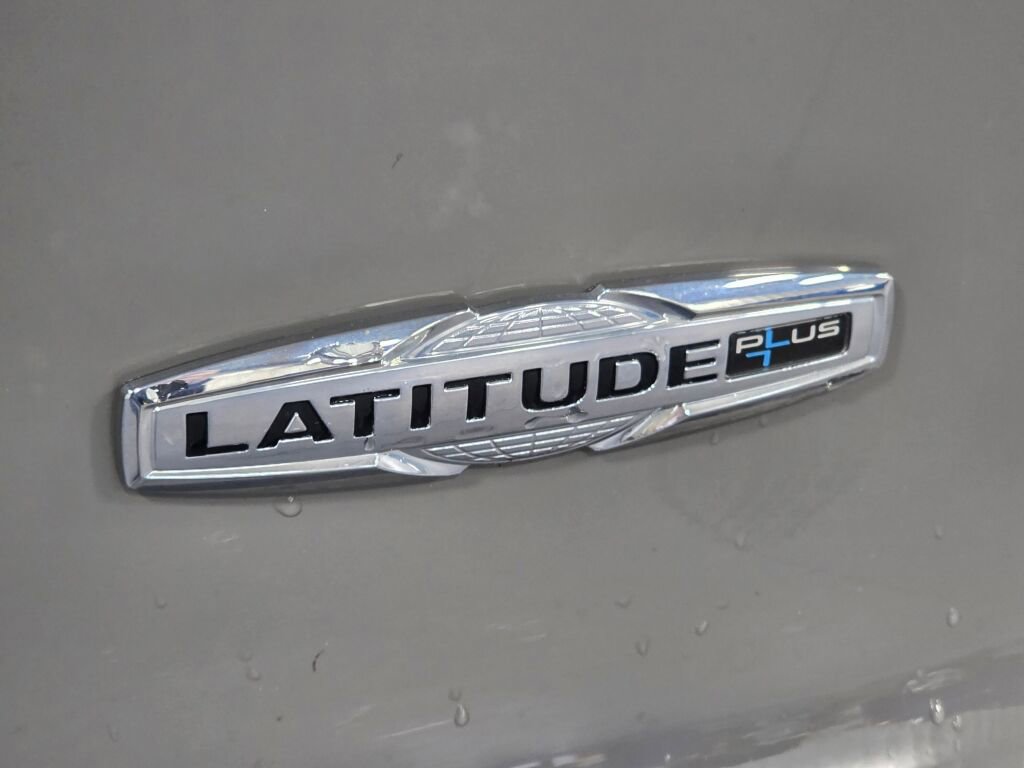 Used 2020 Jeep Cherokee Latitude Plus w/ Cold Weather Group AWD/4WD image 5