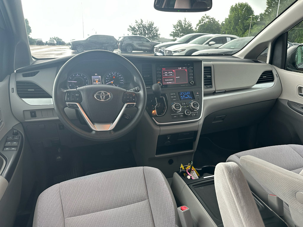 Used 2020 Toyota Sienna LE w/ LE Preferred Package FWD image 11