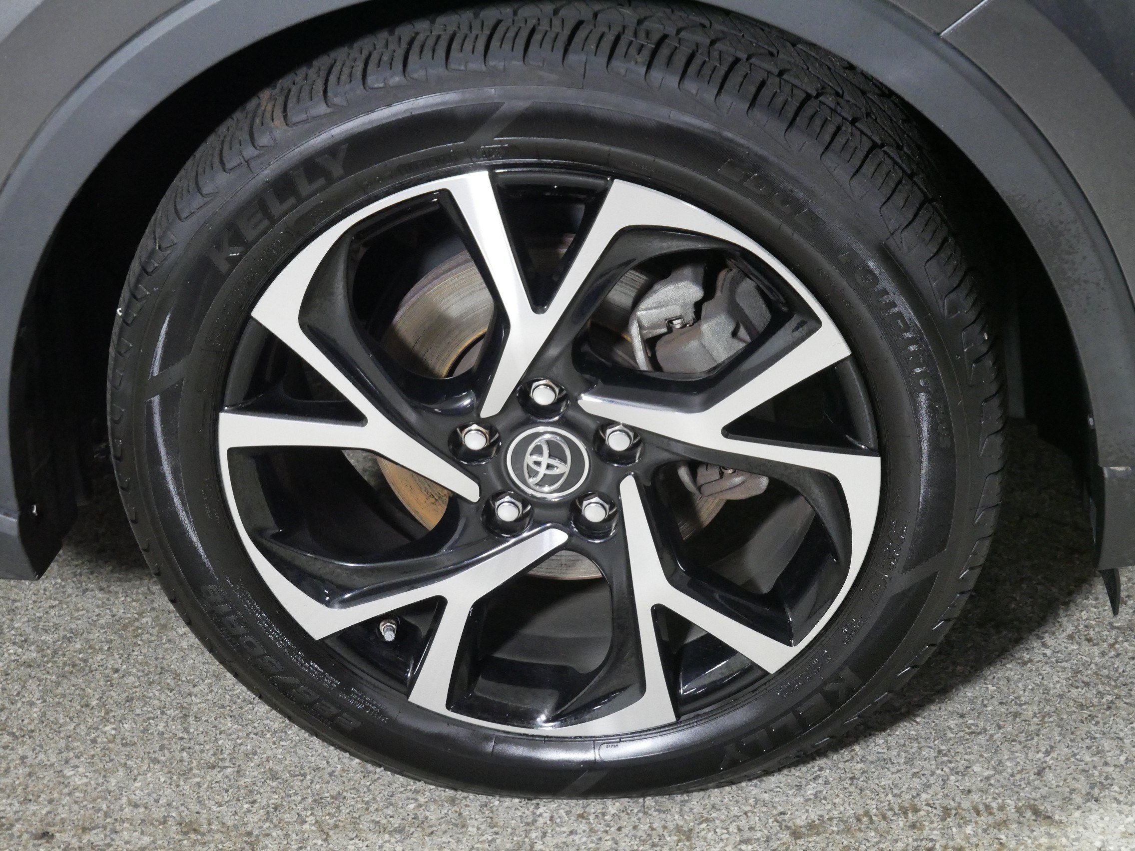 Used 2019 Toyota C-HR XLE FWD image 15