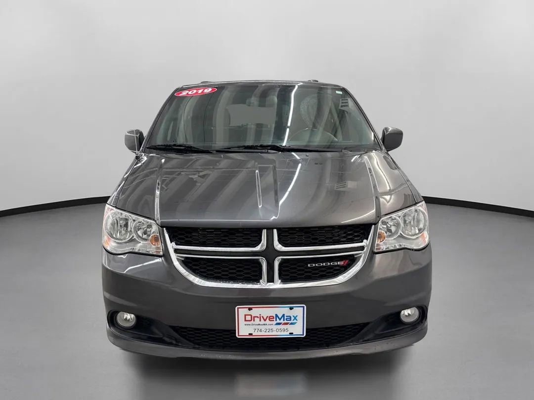 Used 2019 Dodge Grand Caravan SXT FWD image 2