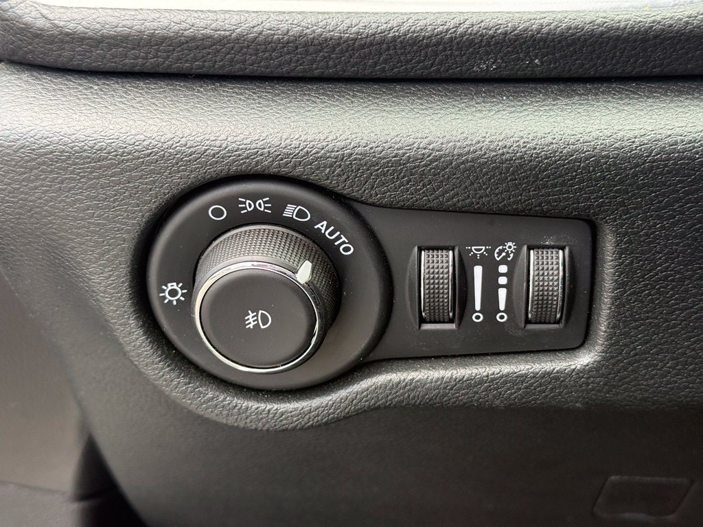 Used 2025 Chrysler Pacifica Limited FWD image 8