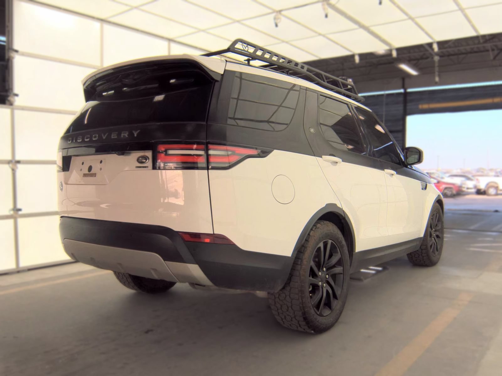 Used 2018 Land Rover Discovery HSE AWD/4WD image 2