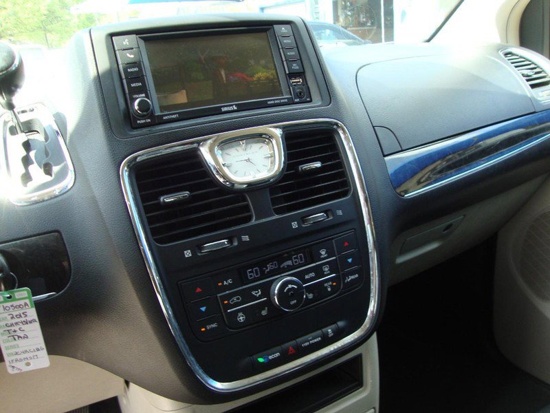 Used 2015 Chrysler Town & Country Touring w/ Driver Convenience Group image 8