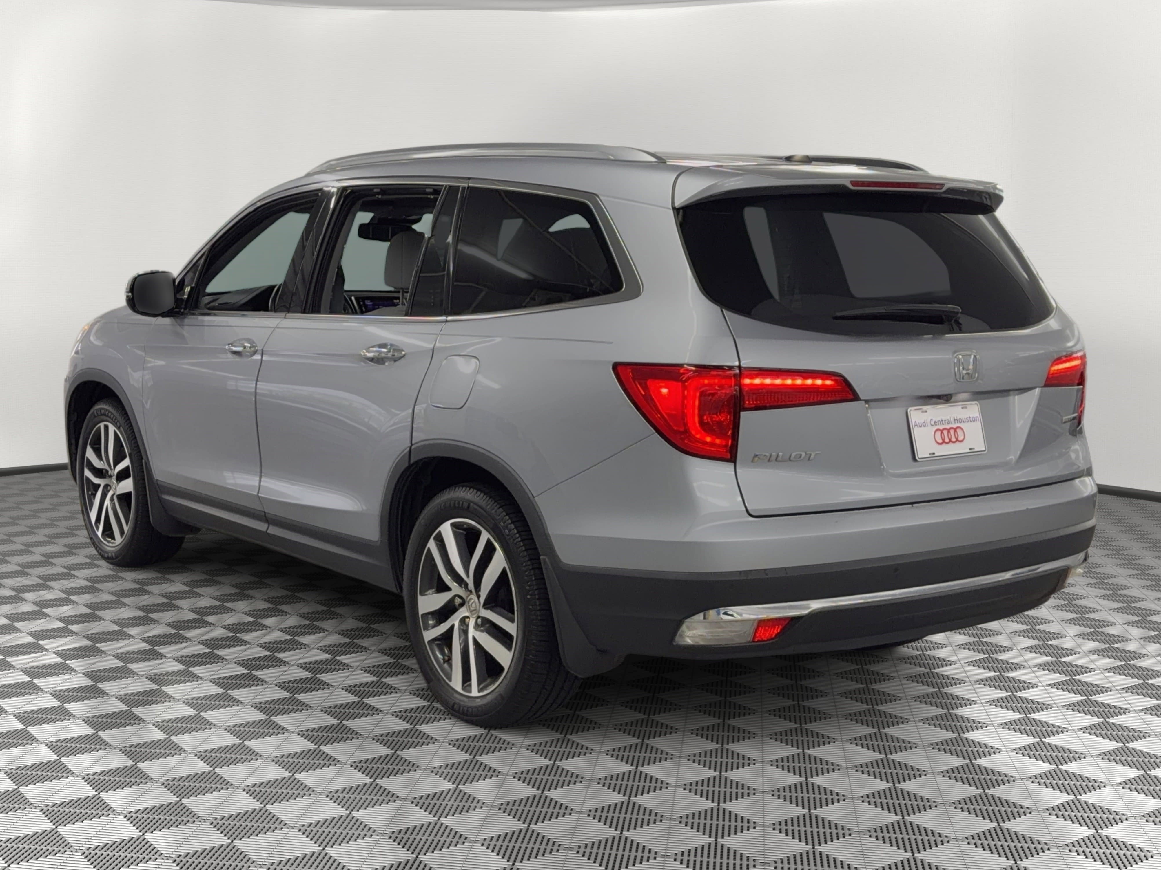 Used 2017 Honda Pilot Touring image 3
