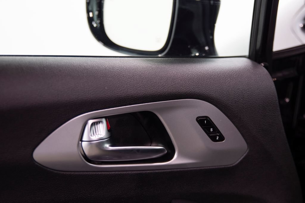 Used 2026 Chrysler Pacifica Limited w/ S Appearance Package FWD image 7