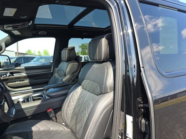 Used 2025 Jeep Grand Wagoneer L Series III w/ Rear Seat Video Group 1 AWD/4WD image 15