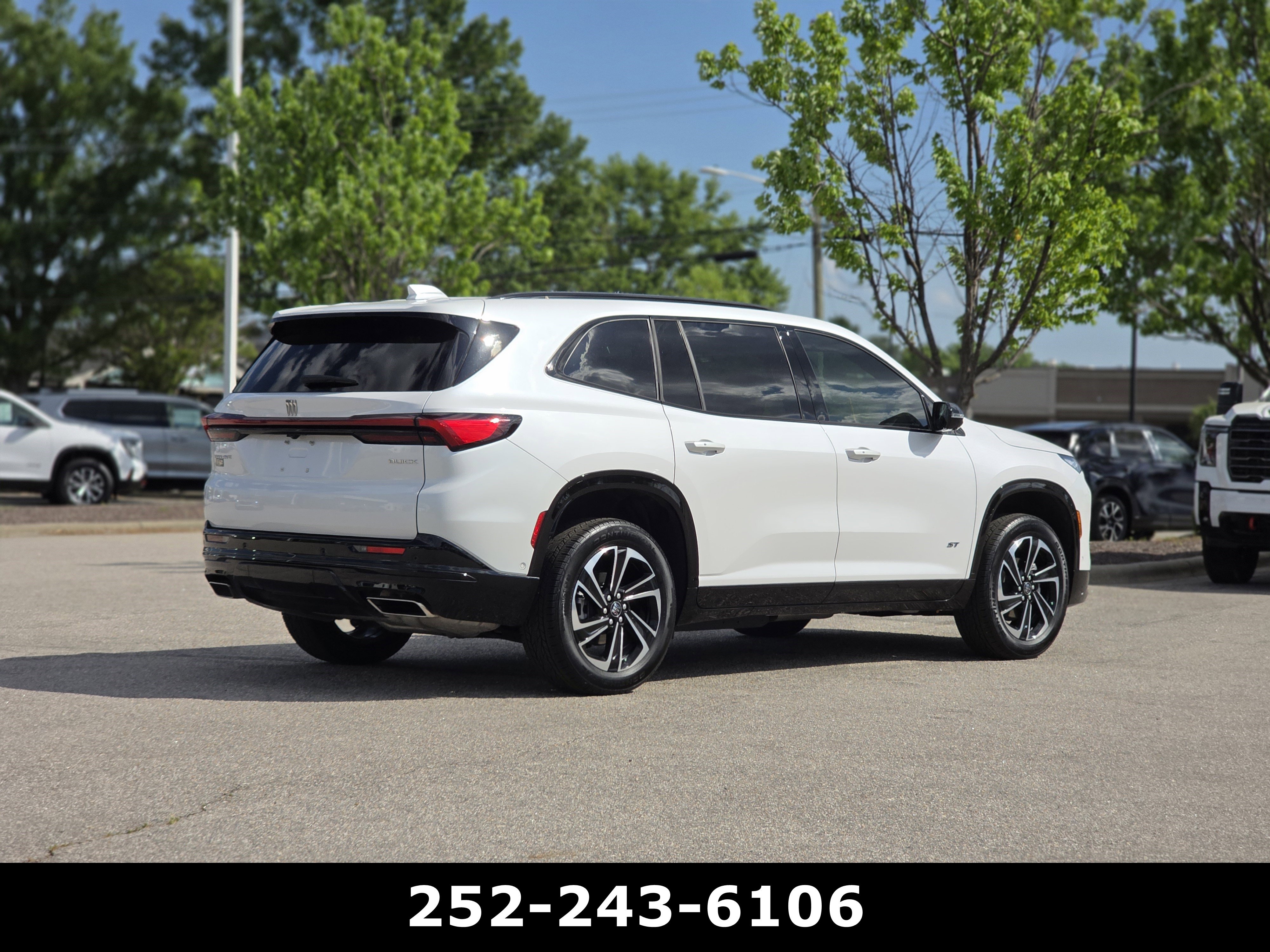 Used 2025 Buick Enclave Sport Touring w/ Super Cruise Package FWD image 7