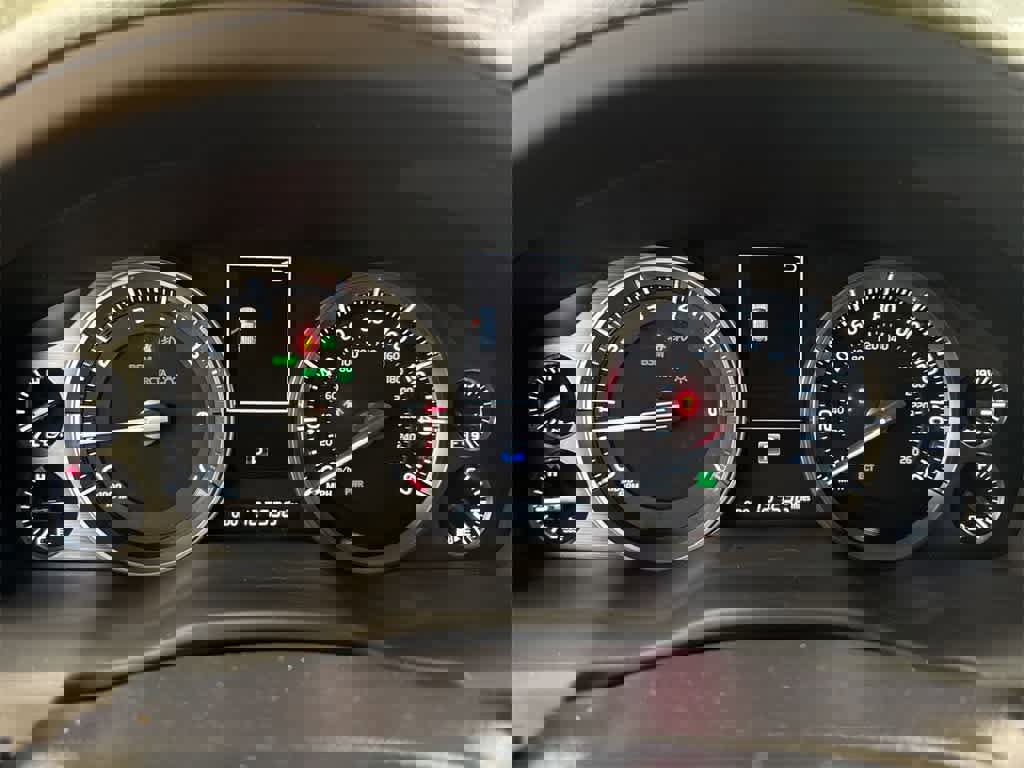 Used 2016 Toyota Land Cruiser image 35