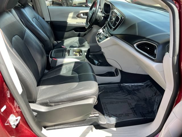 Used 2019 Chrysler Pacifica Touring-L FWD image 12