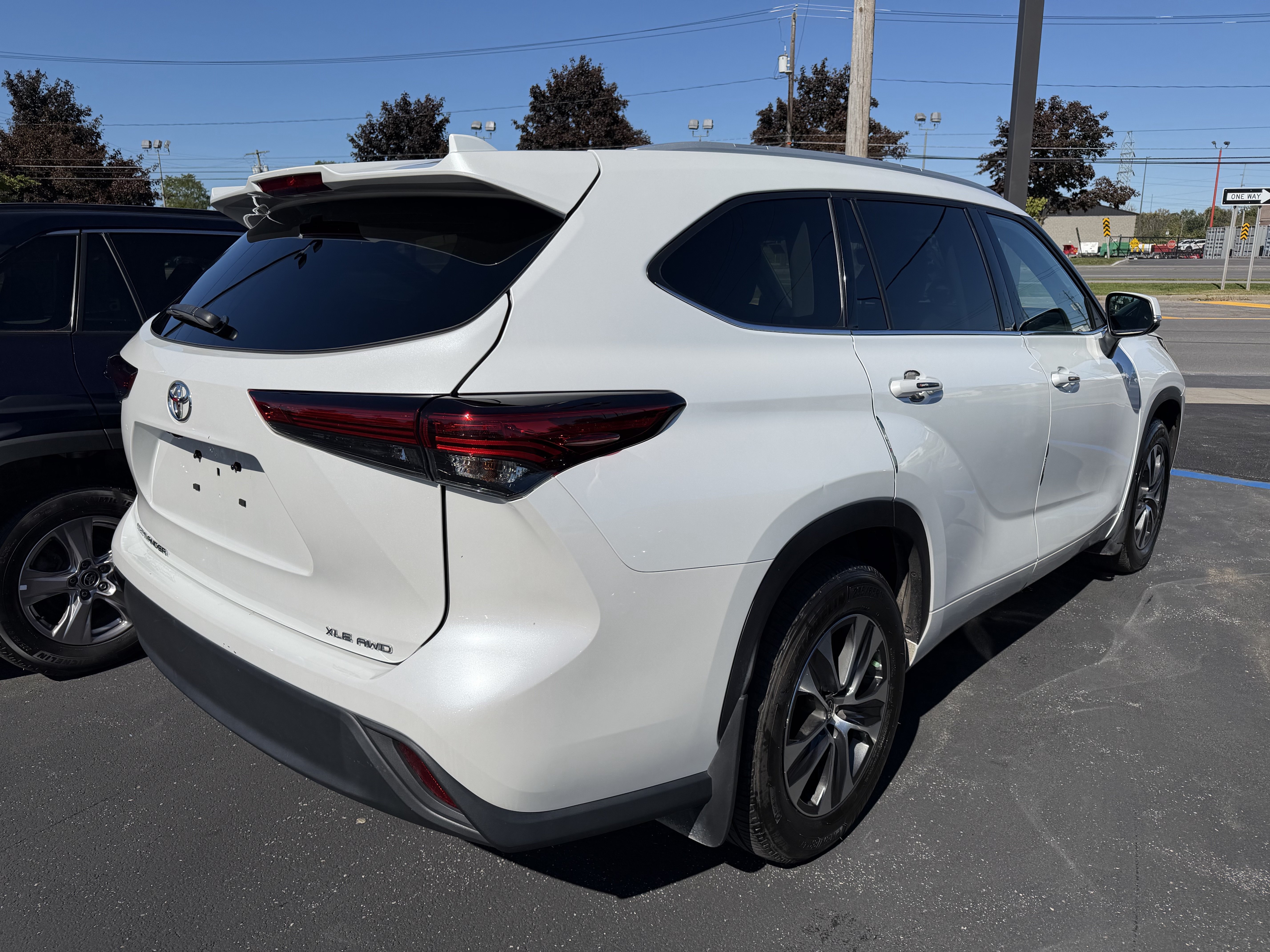 Used 2022 Toyota Highlander XLE AWD/4WD image 7