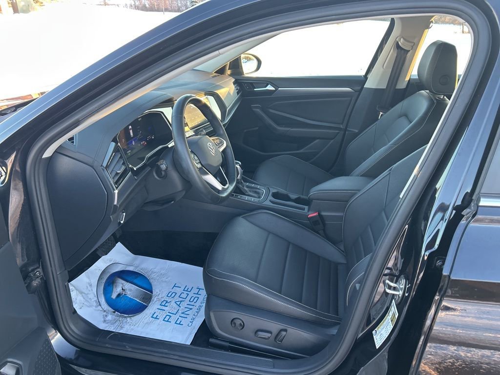 Used 2024 Volkswagen Jetta SE w/ Panoramic Sunroof Package image 18