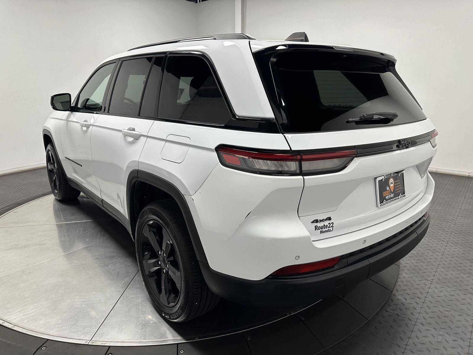 Used 2023 Jeep Grand Cherokee Altitude AWD/4WD image 9