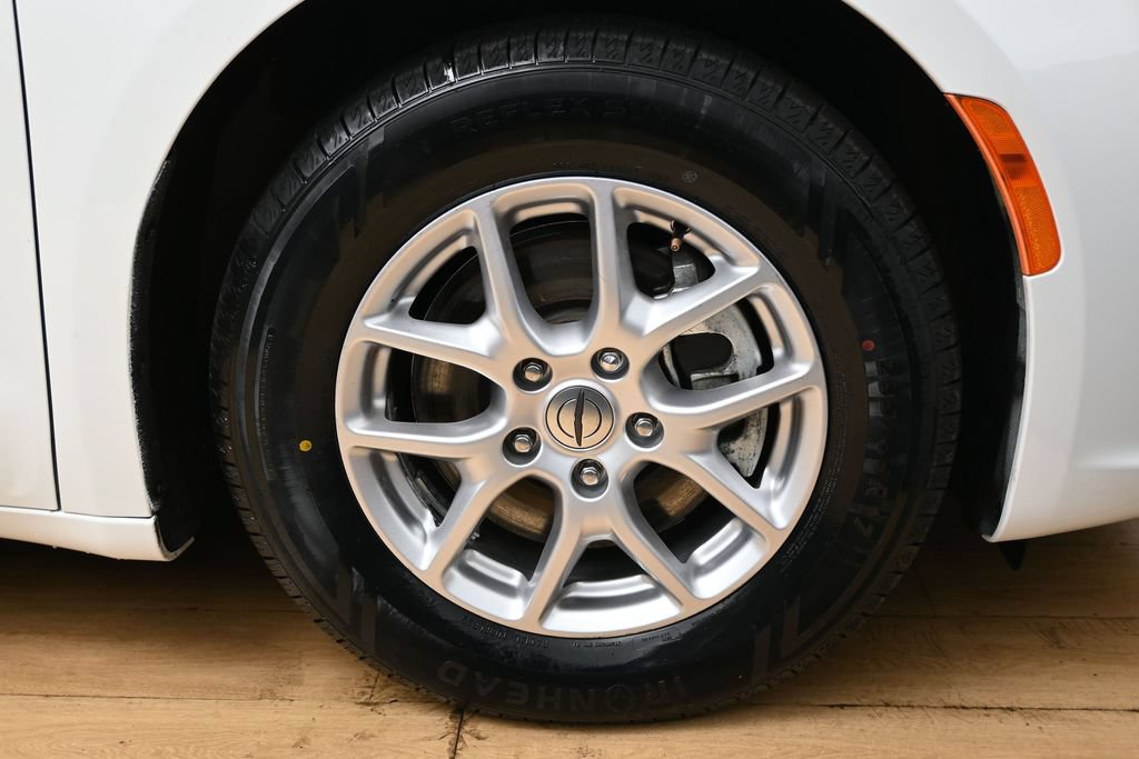 Used 2024 Chrysler Pacifica Touring-L FWD image 14