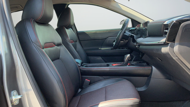 Used 2025 Nissan Kicks SR FWD image 23