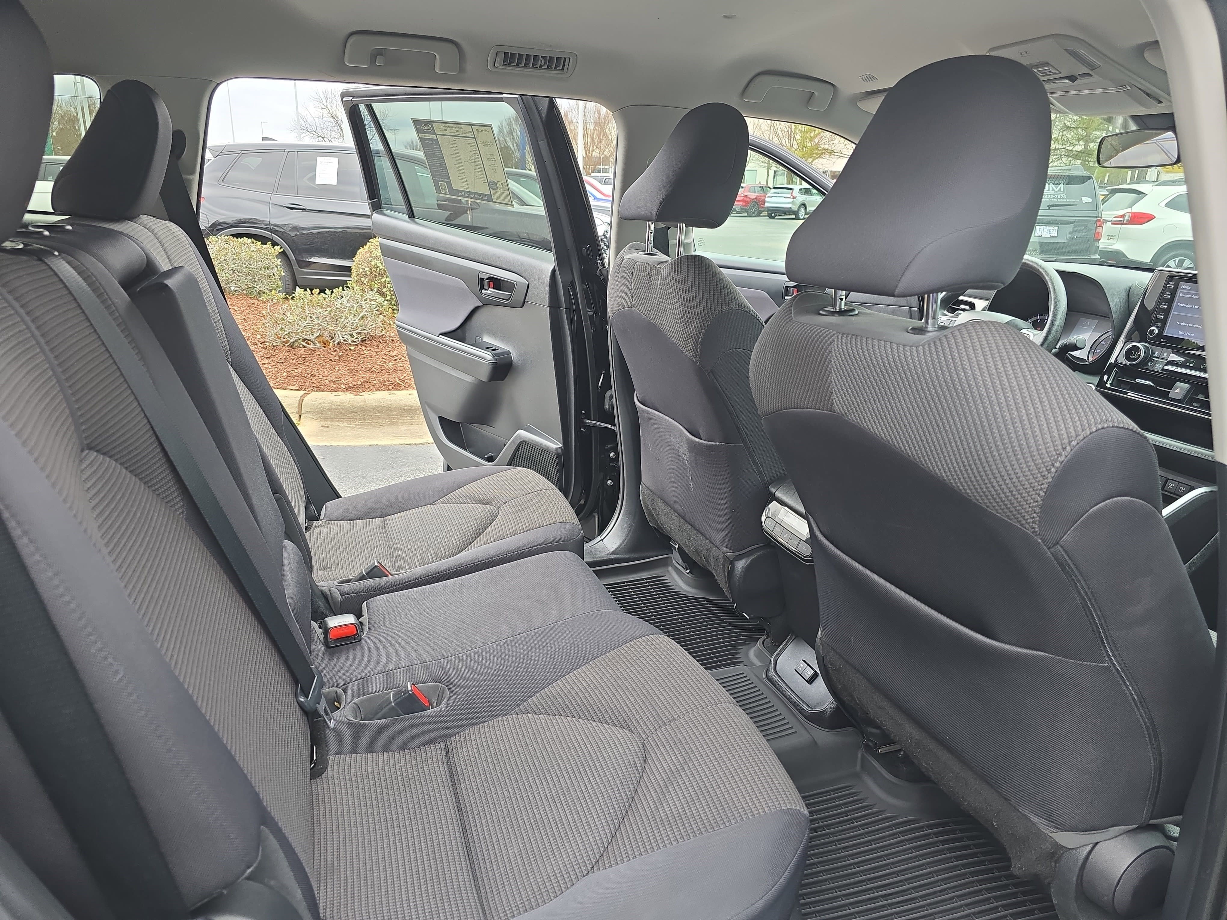 Used 2021 Toyota Highlander L image 11