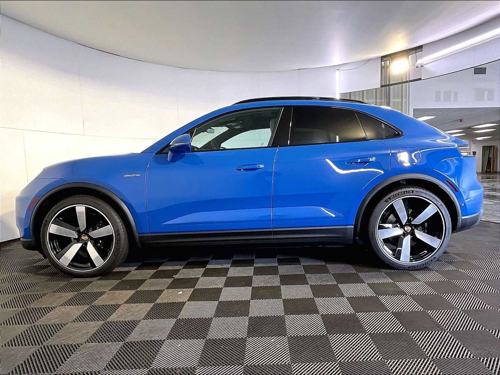 New 2026 Porsche Macan 4 Electric AWD/4WD image 2