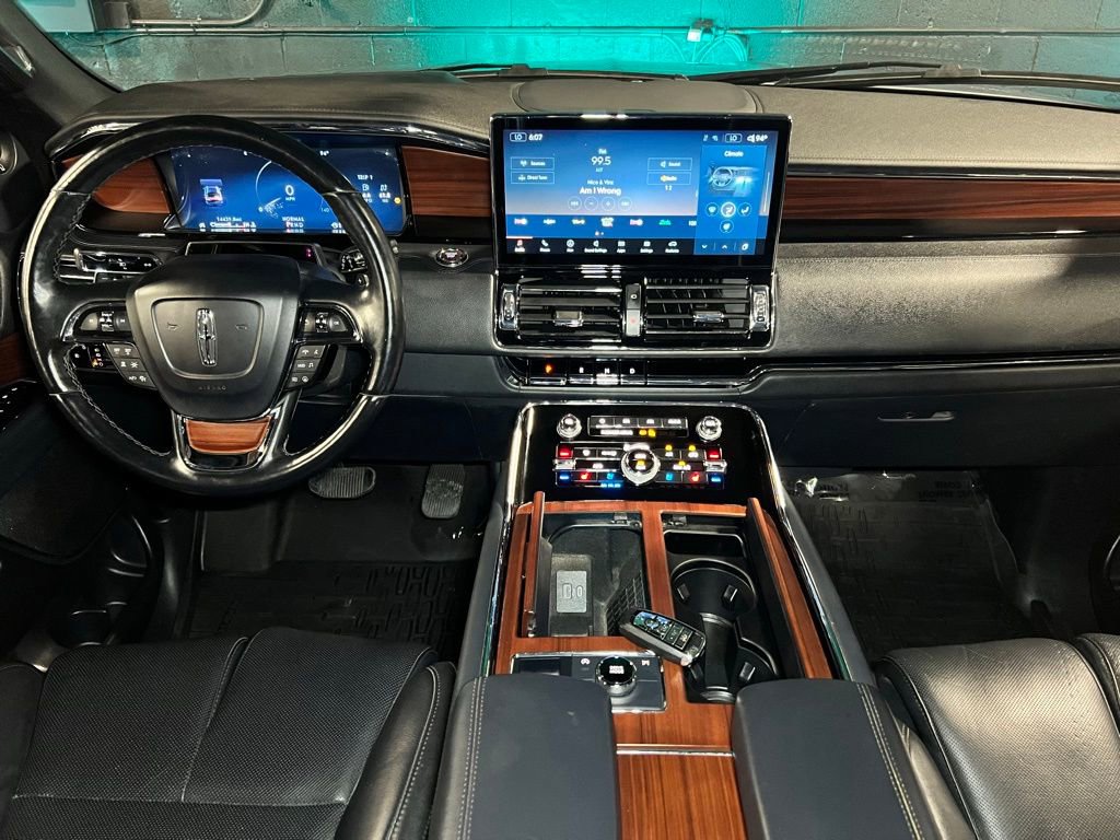 Used 2023 Lincoln Navigator Reserve AWD/4WD image 2