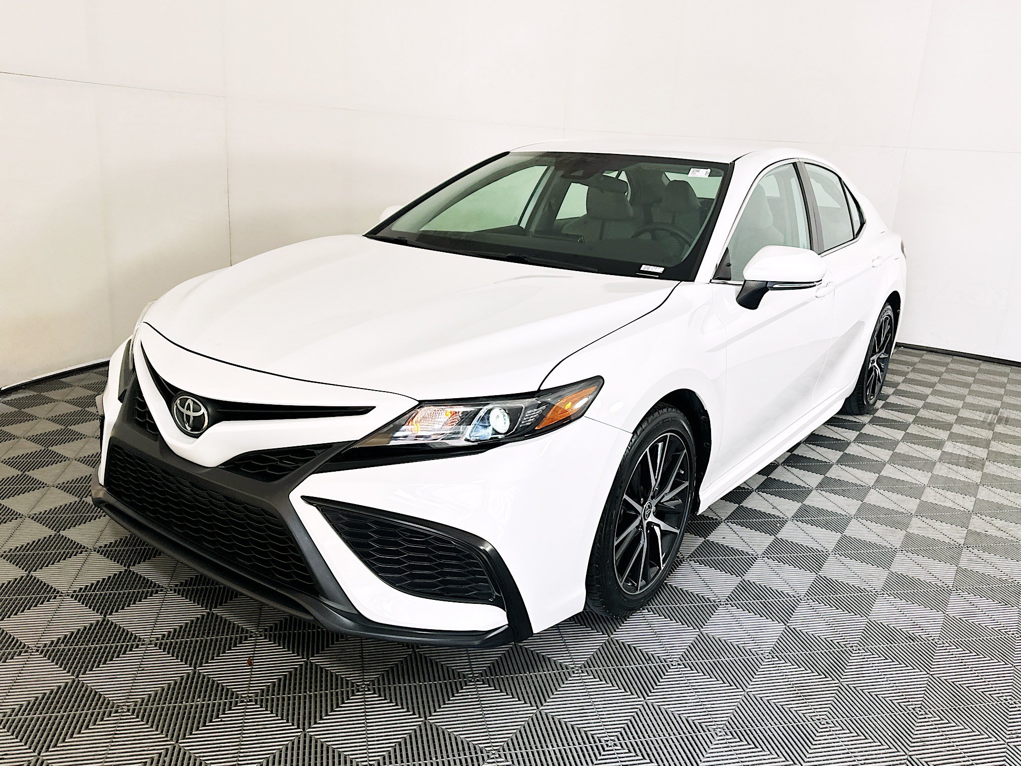 Used 2023 Toyota Camry SE FWD image 7