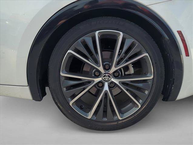 Used 2025 Toyota Prius XLE FWD image 5