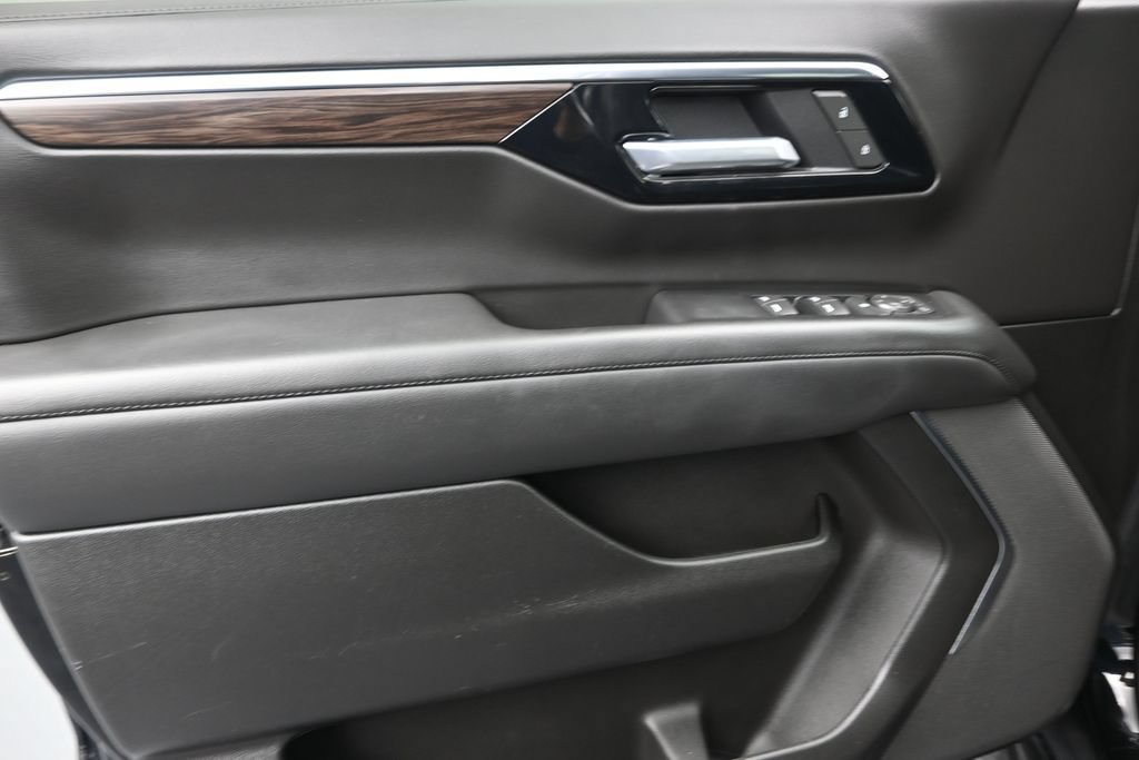 Used 2025 Chevrolet Suburban LS RWD image 11
