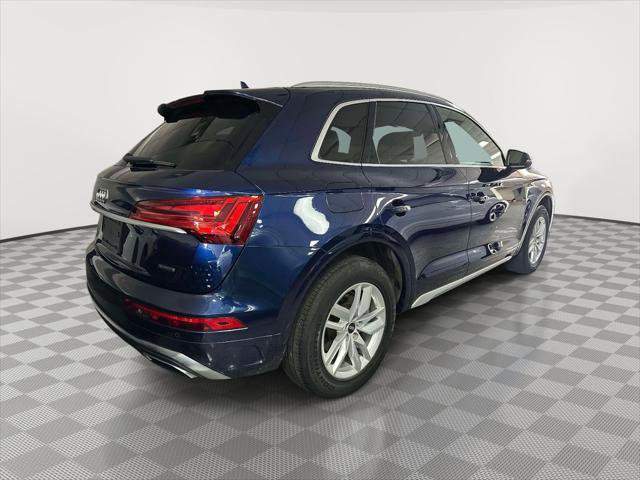 Used 2022 Audi Q5 2.0T Premium w/ Convenience Package AWD/4WD image 2