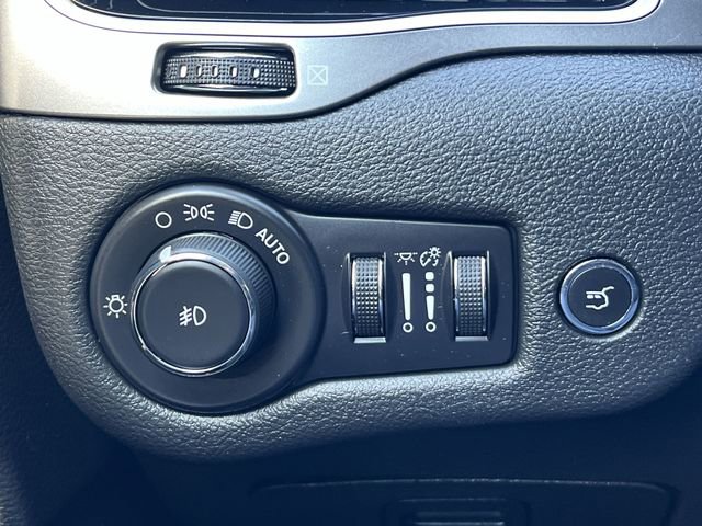 Used 2019 Jeep Cherokee Limited w/ Technology Group image 24