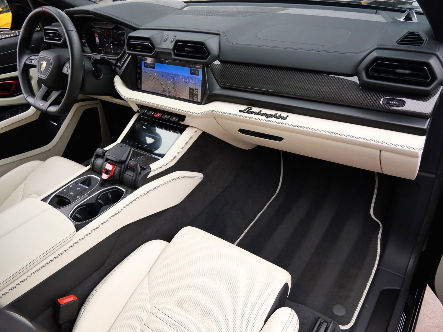 Used 2025 Lamborghini Urus SE AWD/4WD image 24