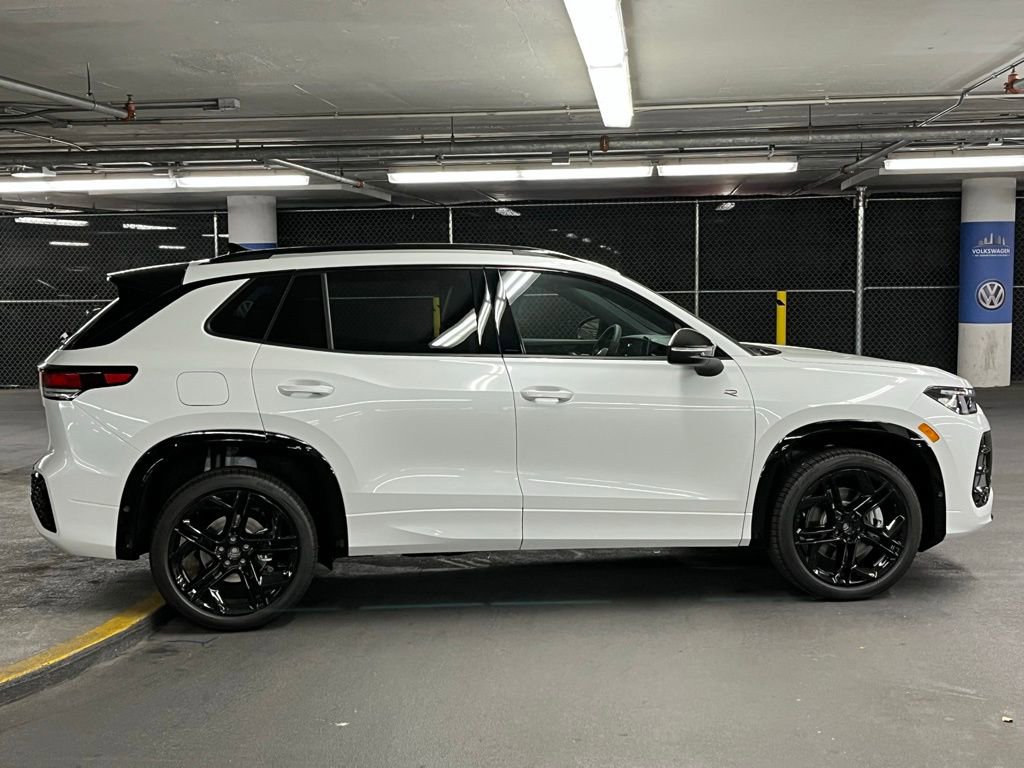 New 2025 Volkswagen Tiguan SE R-Line image 41