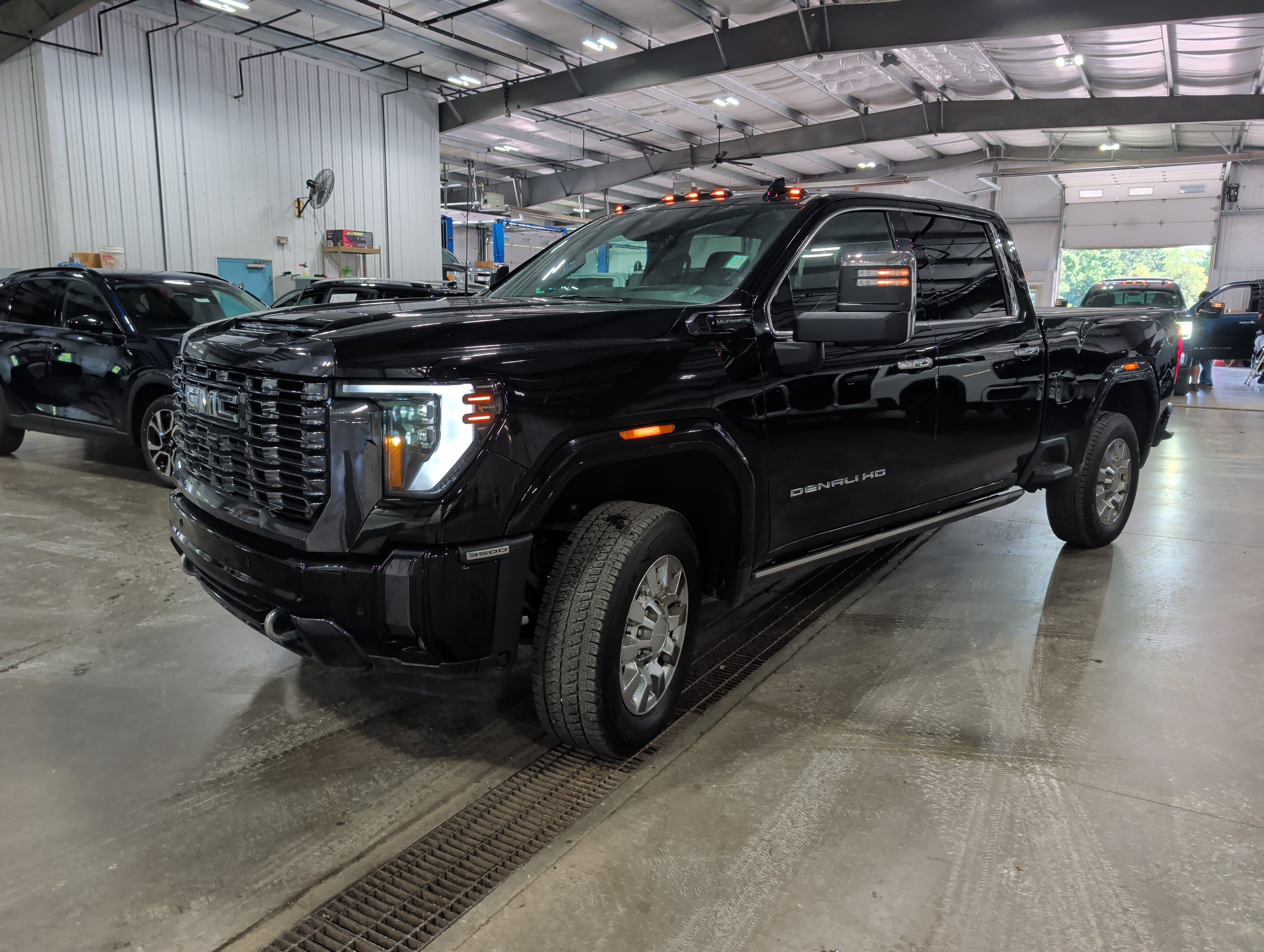 Used 2024 GMC Sierra 3500 Denali Ultimate AWD/4WD image 6