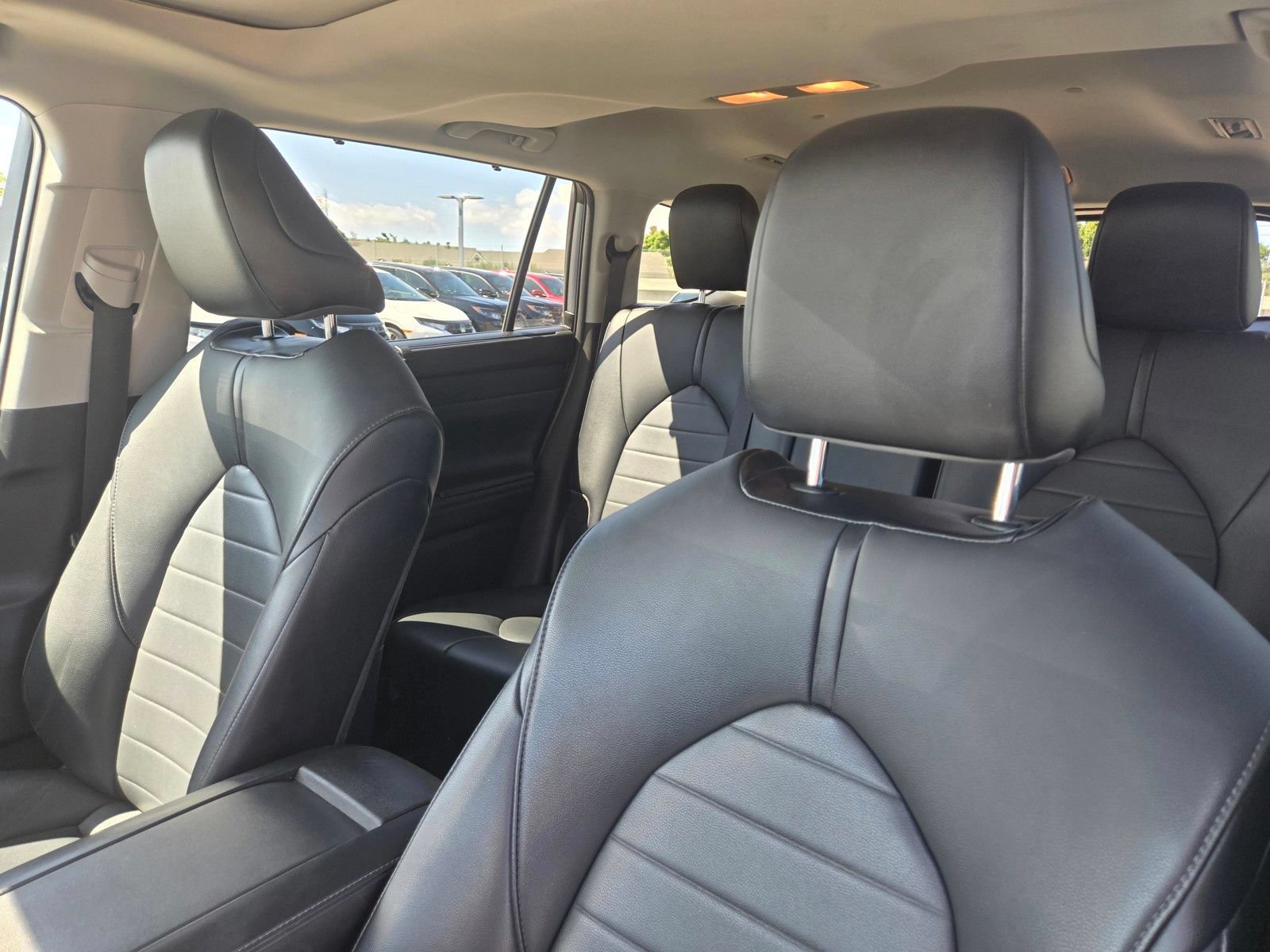 Used 2021 Toyota Highlander XLE AWD/4WD image 14