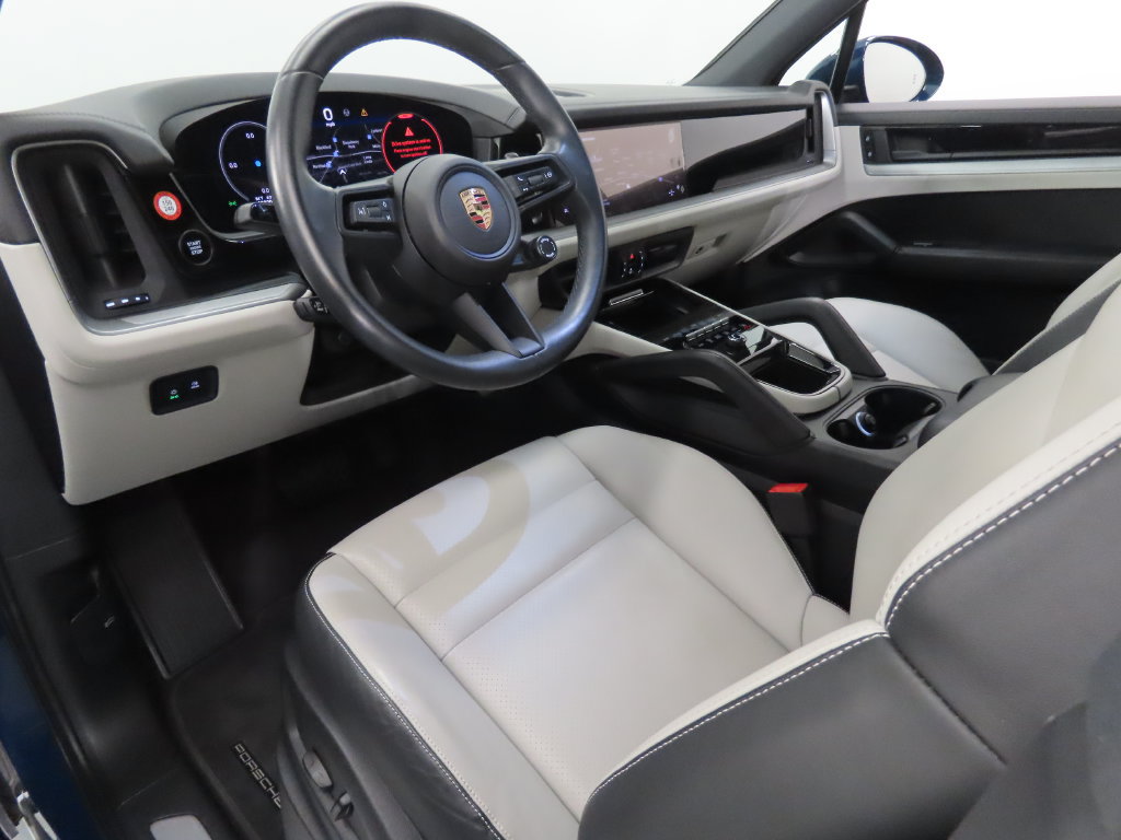 Certified 2025 Porsche Cayenne AWD/4WD image 4