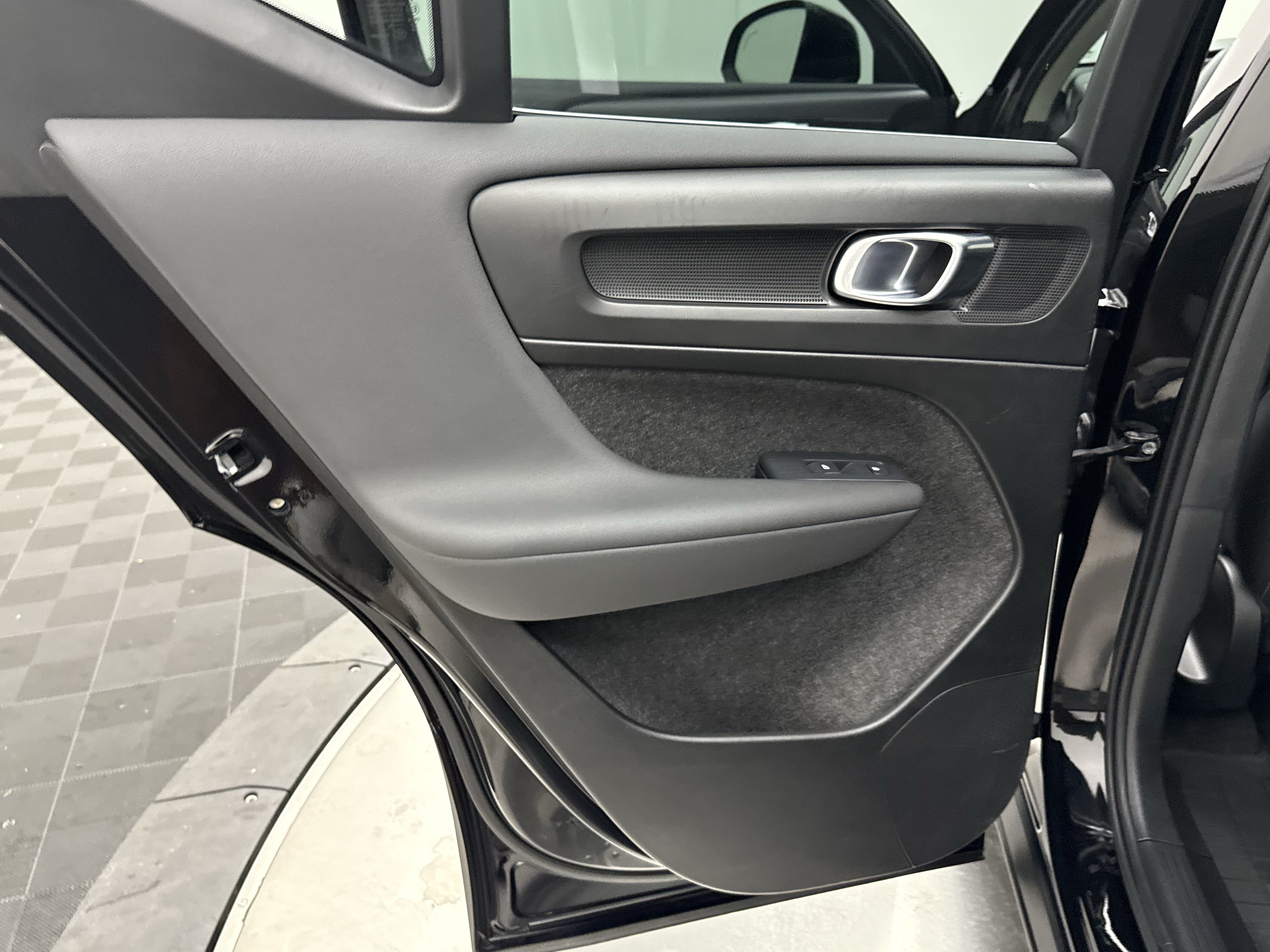 Certified 2024 Volvo XC40 B5 Plus w/ Protection Package Premier AWD/4WD image 24