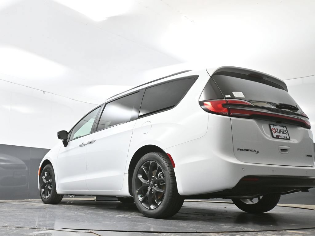 New 2027 Chrysler Pacifica Limited FWD image 47