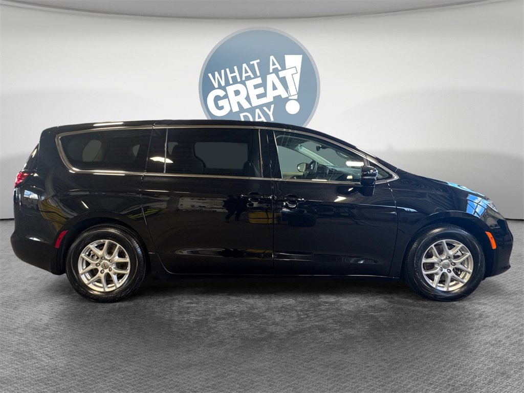 Used 2024 Chrysler Pacifica Touring-L image 2